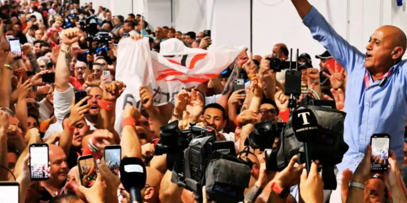 Des partisans du Parti travailliste célèbrent leur victoire après les élections parlementaires à Malte.