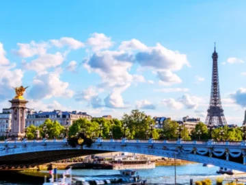 Vue de Paris sous un ciel alternant nuages et éclaircies