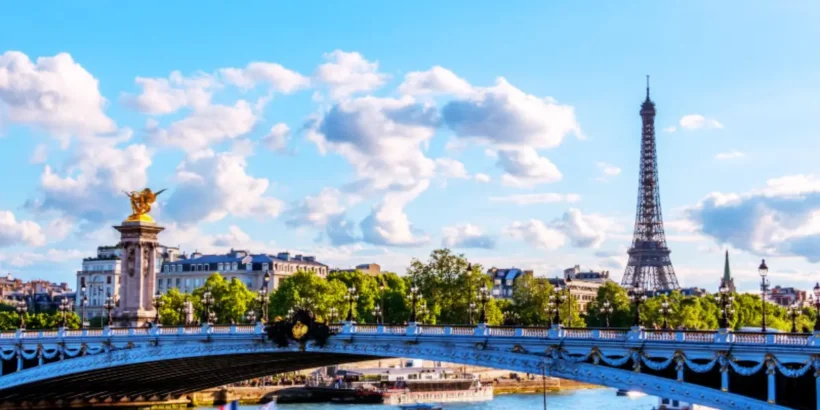 Vue de Paris sous un ciel alternant nuages et éclaircies