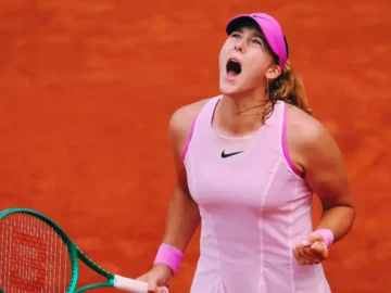Mirra Andreeva et Marta Kostyuk lors de leur demi-finale de Roland-Garros 2026 sur le court Philippe-Chatrier.