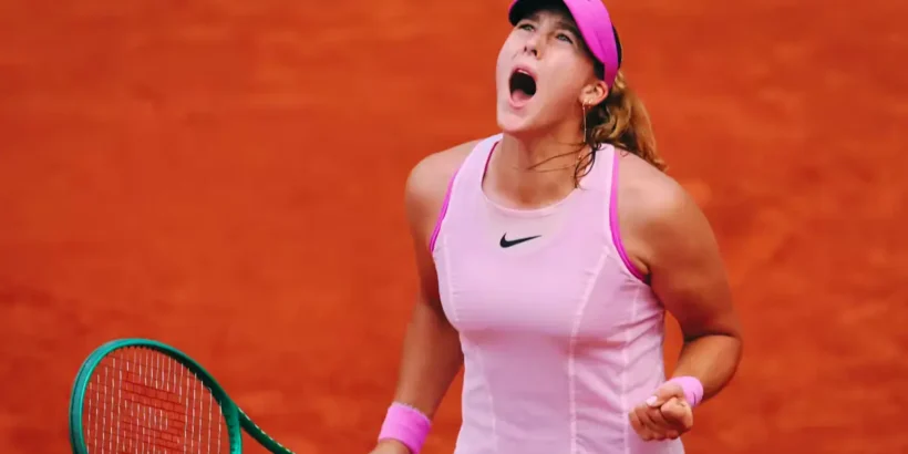Mirra Andreeva et Marta Kostyuk lors de leur demi-finale de Roland-Garros 2026 sur le court Philippe-Chatrier.