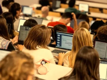 Lycéens consultant les résultats Parcoursup pour intégrer une formation destinée aux futurs enseignants.