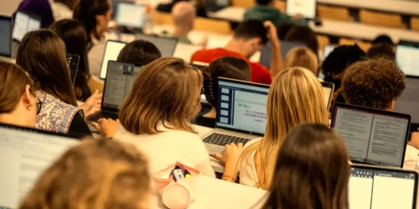 Lycéens consultant les résultats Parcoursup pour intégrer une formation destinée aux futurs enseignants.