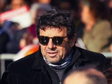 Portrait de Patrick Bruel dans un contexte marqué par une importante actualité judiciaire.