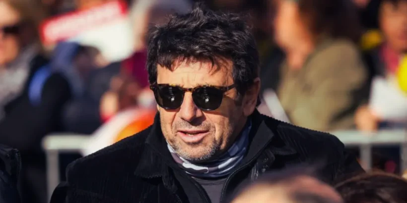 Portrait de Patrick Bruel dans un contexte marqué par une importante actualité judiciaire.