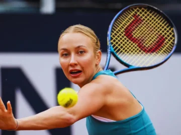 Anastasia Potapova célèbre sa victoire à Roland-Garros lors de son parcours marquant sur le circuit WTA