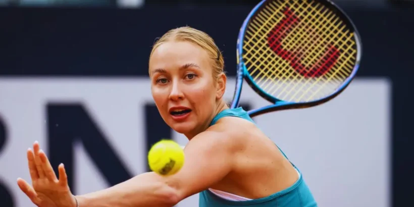 Anastasia Potapova célèbre sa victoire à Roland-Garros lors de son parcours marquant sur le circuit WTA