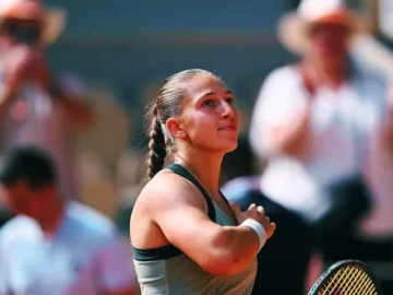 Diane Parry lors de son match en huitièmes de finale à Roland-Garros 2026 devant le public parisien