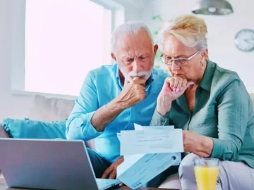 Retraités français discutant de leur pension et de l'évolution du pouvoir d'achat en France
