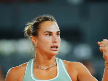 Aryna Sabalenka en action lors de Roland-Garros 2026 sur le court Philippe-Chatrier à Paris.