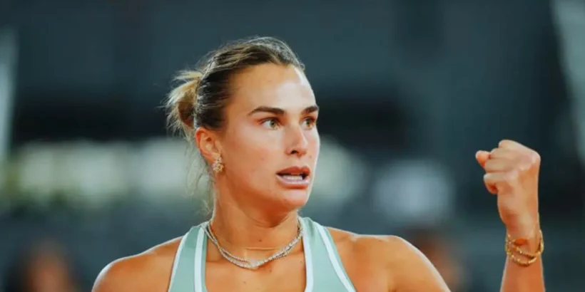 Aryna Sabalenka en action lors de Roland-Garros 2026 sur le court Philippe-Chatrier à Paris.