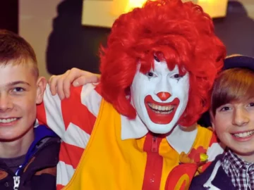 Événement de collecte de fonds pour soutenir les familles hébergées par Ronald McDonald House.