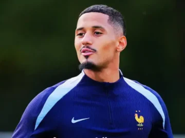 William Saliba sous le maillot d’Arsenal lors d’un match de haut niveau avant les échéances majeures de l’équipe de France en 2026.