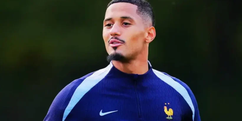 William Saliba sous le maillot d’Arsenal lors d’un match de haut niveau avant les échéances majeures de l’équipe de France en 2026.