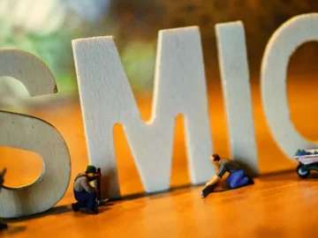 Employée vérifiant l’augmentation de son salaire après la hausse du SMIC