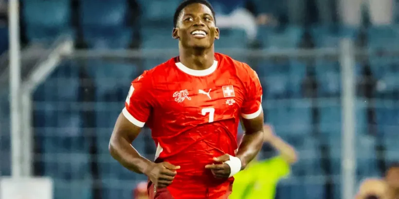 Breel Embolo sous le maillot de la Suisse, prêt à rejoindre la sélection nationale avant la Coupe du monde 2026 aux États-Unis.
