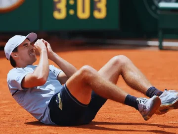 Zachary Svajda célèbre sa qualification historique à Roland-Garros 2026