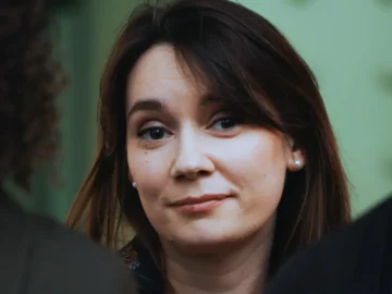 Xenia Fedorova au centre d’un débat politique français sur la Russie, l’influence et la liberté d’expression.