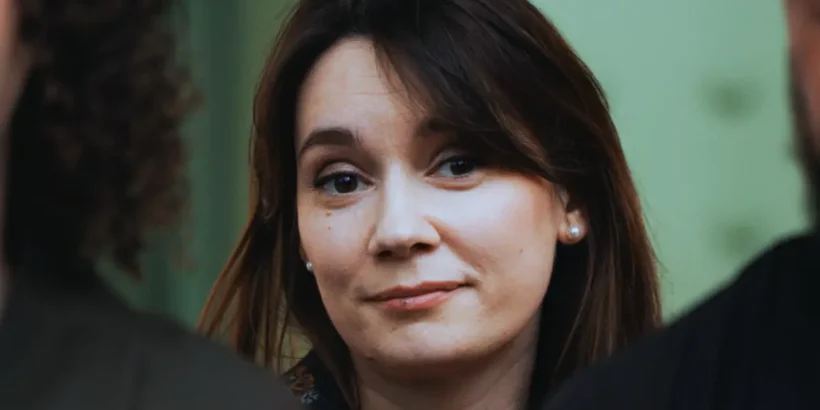 Xenia Fedorova au centre d’un débat politique français sur la Russie, l’influence et la liberté d’expression.